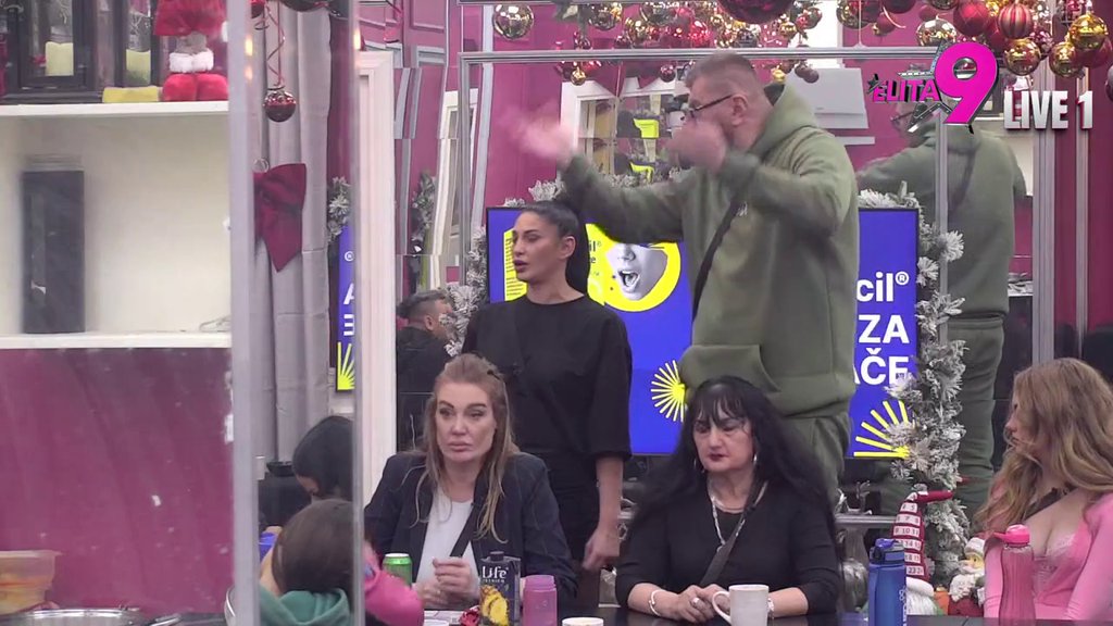 Dočekala je na zicer: Kačavenda iskoristila svojih pet minuta da unakazi Jakšićku, gori sve! (VIDEO)