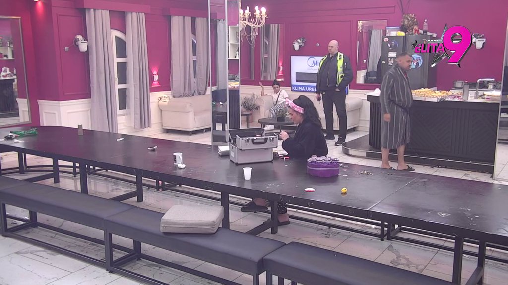 Pljušte prozivke: Sandra i Jovana žestoko zaratile, jedna drugu urnišu za sve pare! (VIDEO)