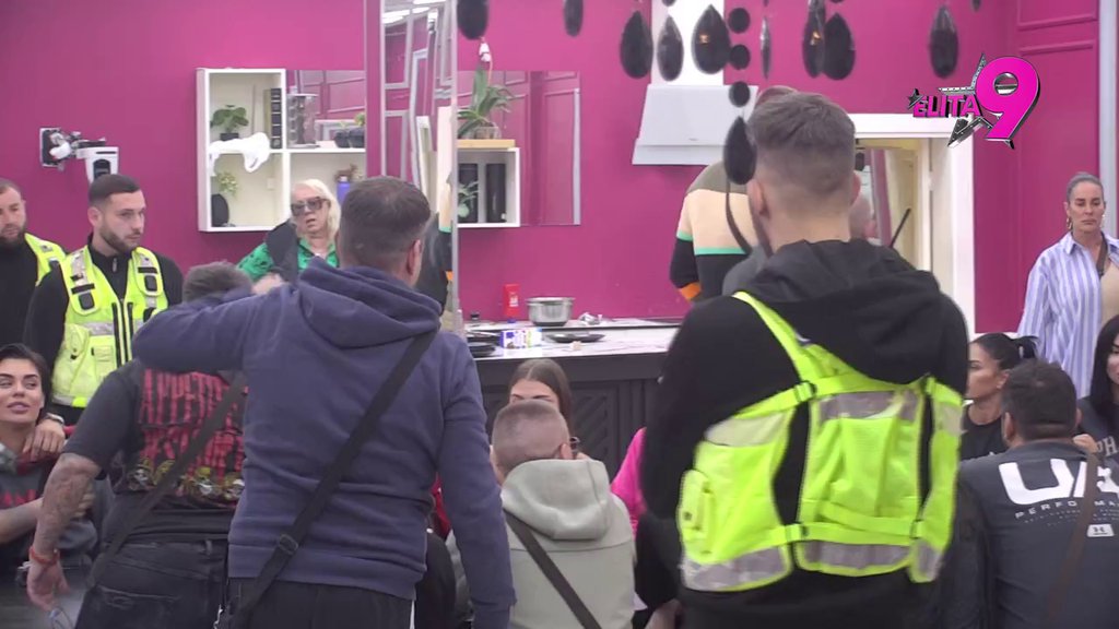 VERIO SI JE, A ONA SE GLEDA SA DRUGIM MUŠKARCIMA: Matora skinula rukavice, pa kao nikad osolila po Bebici, on opljuvao Marinkovića i nju: VAS DVOJE STE... (VIDEO)