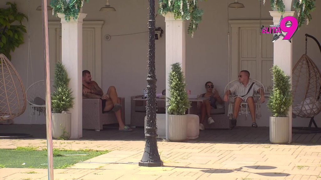 Kao princeza na zrnu graška! Janjuš nije ni oči otvorio, već kuka! Danas mu opet ništa nije po volji! (VIDEO)