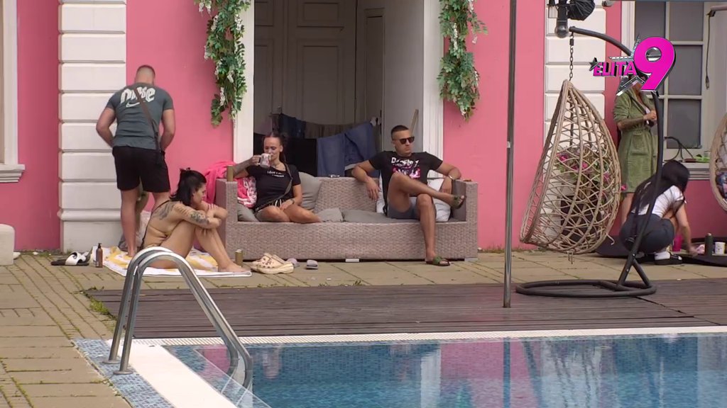 Raspalili rafalnu paljbu: Dušica Đokić glavna tema tračeva, takmičari je urnišu zbog akcije s Đukićem! (VIDEO)