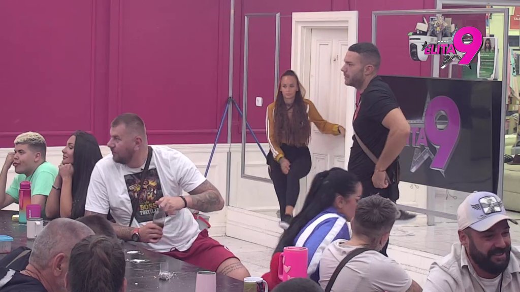 Jahačica sa šipke, lažni Eskobar i ženomrzac: Kačavenda bljuje vatru na Anđela, Janjuša i Dušicu, crni sto na nogama: Prva je namestila... (VIDEO)