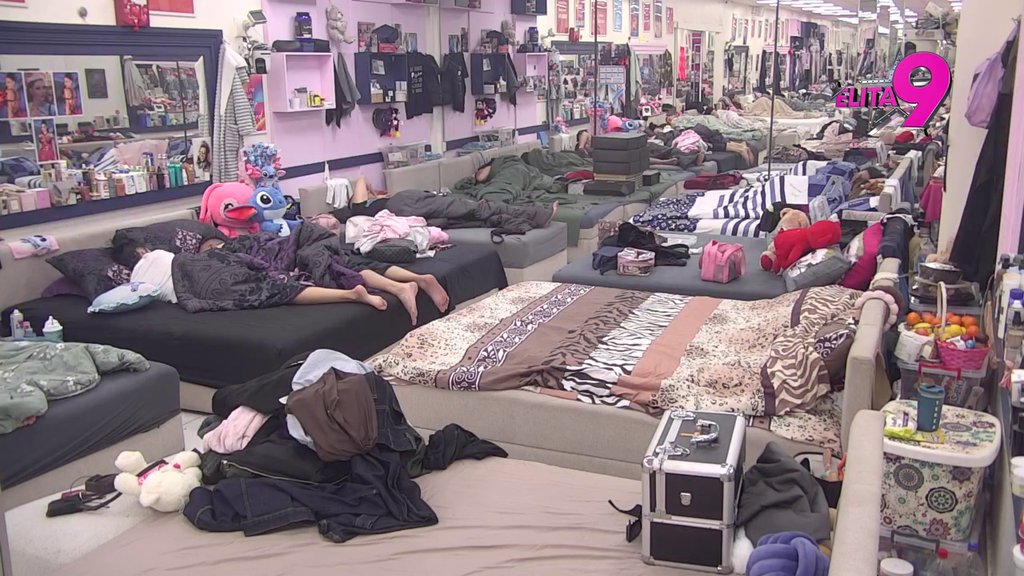 Žurka nikad nije ni prestala! Učesnici tek što su spustili glave na jastuk, oglasio se Veliki šef, Stanija odmah SKOČILA NA NOGE! (VIDEO)