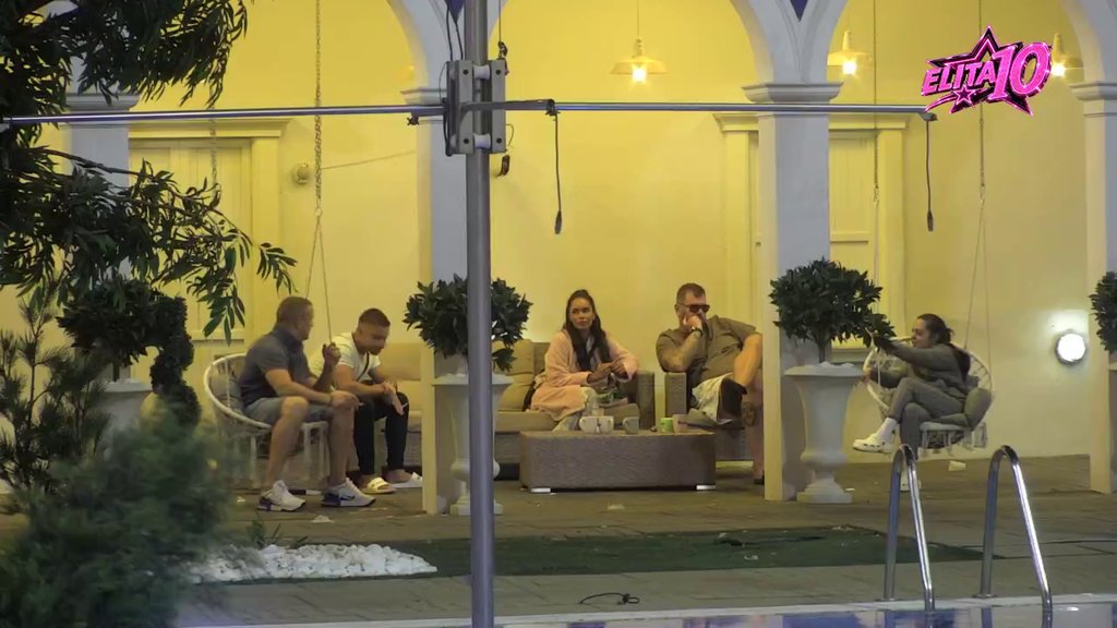 Sve sam mogao da očekujem, ali da te pita... Učesnici pokušali da uteše Radu zbog odnosa sa Milanom, pa ona otkrila sve detalje njihovog intimnog čina! (VIDEO)