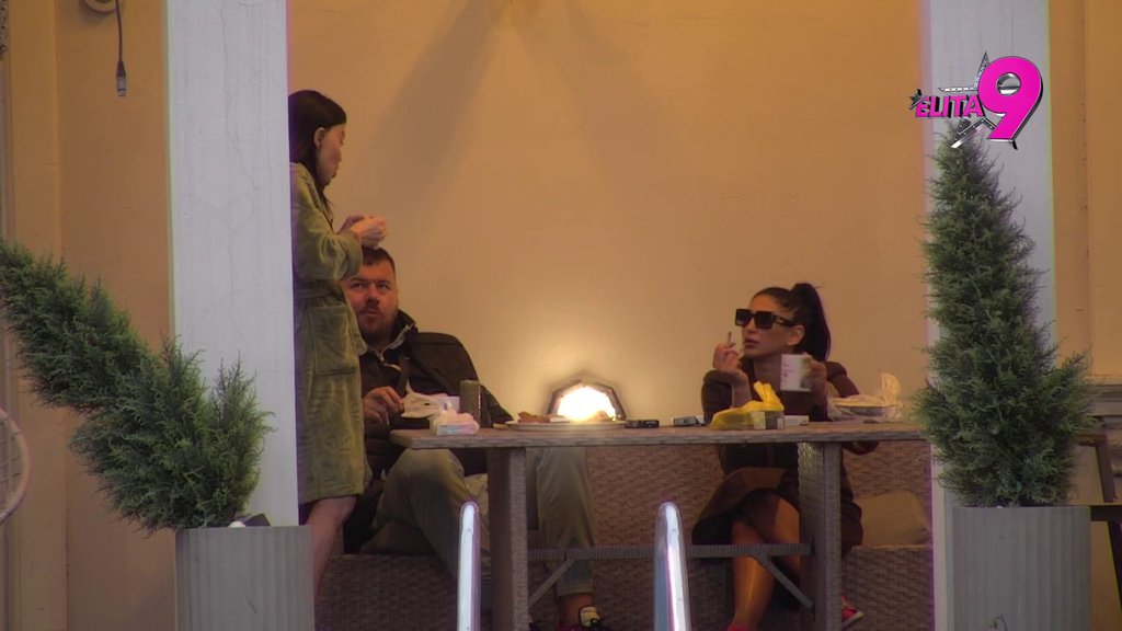 Neće moći da je se otkači: Sara odlepila za Mikijem, svi provalili da ne skida pogled s njega! (VIDEO)