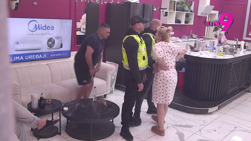 OBEZBEĐENJE JE ODVOJILO OD NJEGA! Advokatica pljunula Bebicu, sasuli jedno drugom SALVU UVREDA u lice! (VIDEO)