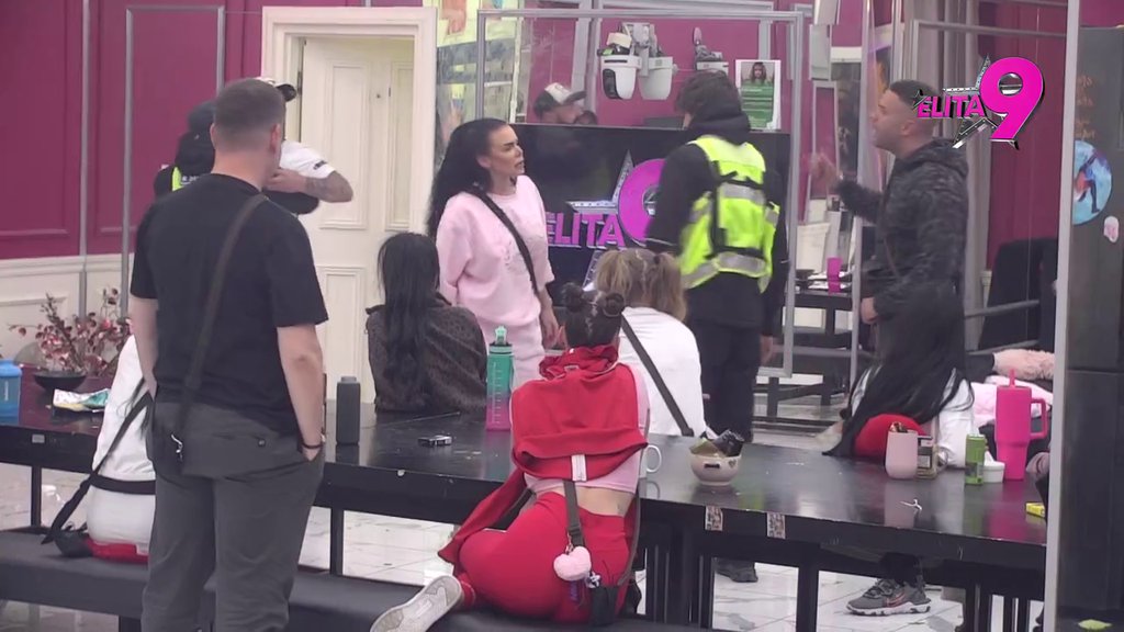 OBEZBEĐENJE NAPRAVILO ŽIVI ZID U BELOJ KUĆI! Apolon sa Zvezdare patosirao Anitu pred Lukom, izbio HAOS: Tvoja devojka me je dve godine molila... (VIDEO)