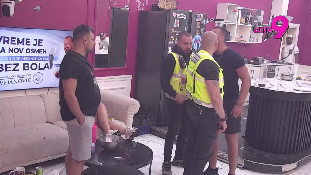 Muk u kući! Viktor ZAURLAO na Boru Santanu, on manji od makovog zrna (VIDEO)