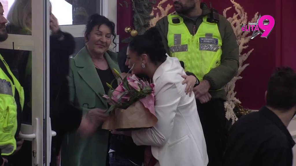 PORODICA JE NA OKUPU: Aleksandra Jakšić jedva zadržala suze kad je ugledala svog sina, emotivnija nego ikad! (VIDEO)