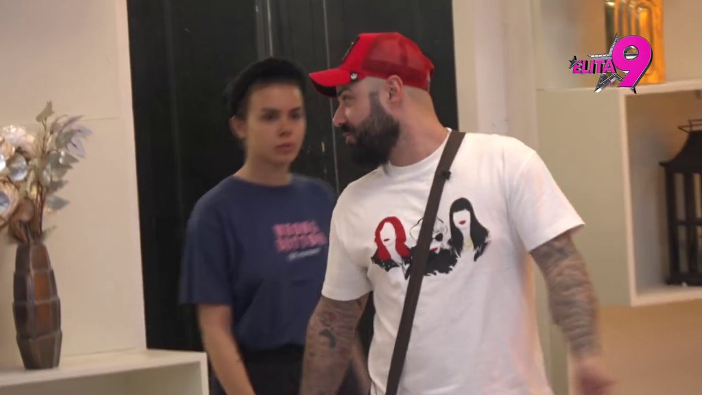 SAD JE DOSTA! Luki pukao film nakon što ga je Anita OPAUČILA PEŠKIROM PO GLAVI, ona počela da ga štipa! (VIDEO)