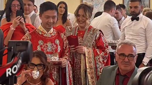 KINESKO-SRPSKO VENČANJE ZAPALILO MREŽE: Sudar tradicije i narodnjaka oduševio, gosti ludovali na svadbi! (VIDEO)