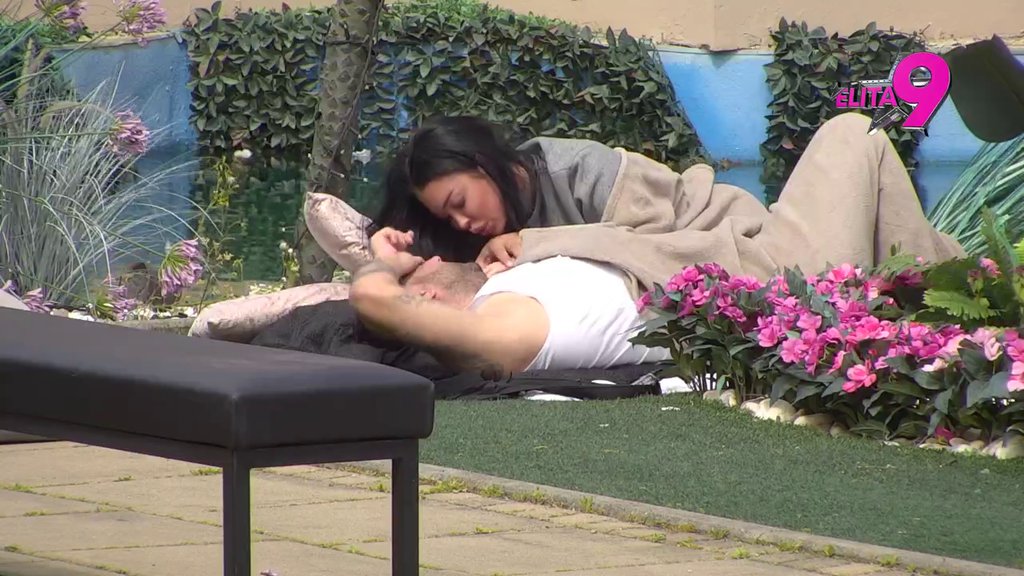 Maja i Asmin razmenjuju nežnosti na travi, dok KATEDRA ZA MORAL zaseda iza njihovih leđa: Jedva su dočekali! (VIDEO)