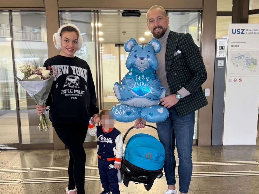 Dino Dizdarević izveo ženu iz porodilišta! Drži prvog sina za ruku, emotivni kadrovi raznežili sve na mrežama (FOTO+VIDEO)