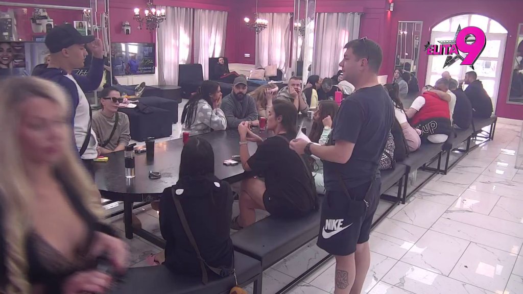 OVOME SE NIJE NADAO: Murat na stubu srama, Advokatica mu sasula sve u lice (VIDEO)