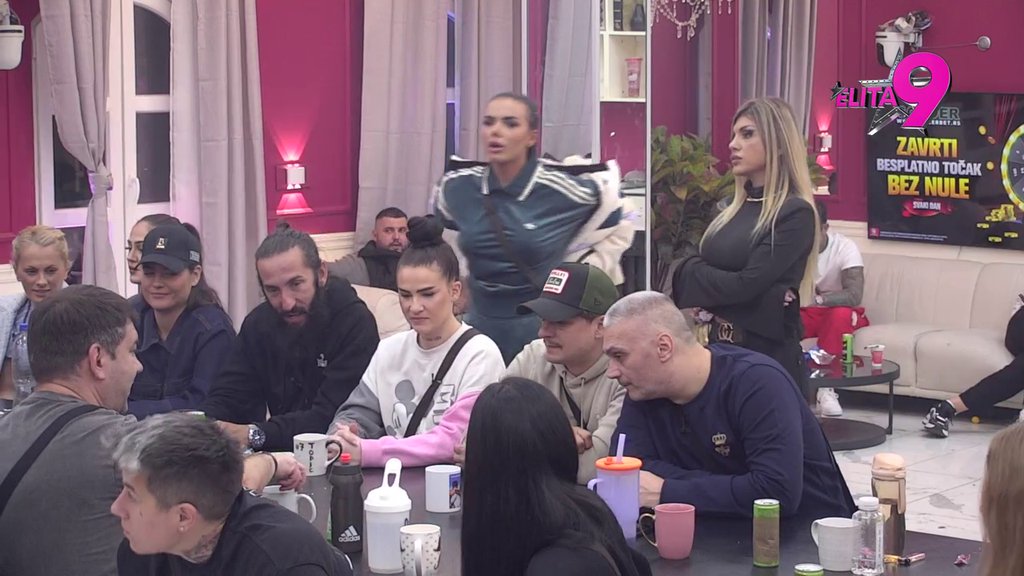 DRŽI JE U ŠACI! Anđelo saterao Anitu u ćošak, ona odmah spustila loptu i otkrila zašto je u LOŠIM odnosima sa majkom (VIDEO)