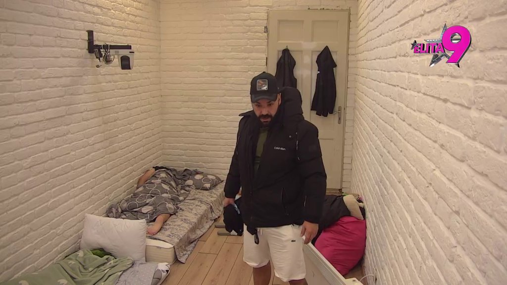 Uloga kuvara ga smorila, sad počeo da glumi konobara: Luka ne prestaje da se ponižava, Aneli udovoljava sve što poželi! (VIDEO)