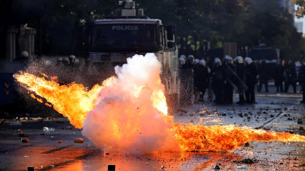 GORI TIRANA: Maskirani demonstranti bacali kamenje, Molotovljeve koktele i vatromet - Povređeno 16 policajaca