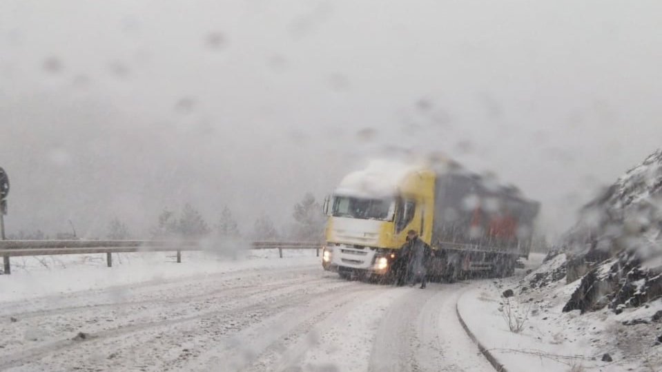 SNEŽNA MEĆAVA POGODILA ZLATIBOR: Ima 30 centimetara snega, jutros led okovao puteve