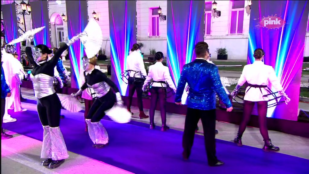 ŠOU KAKVOG NEMA! Plesači napravili spektakl u Šimanovcima, a sve oči uprte u Pinkove maskote (VIDEO)