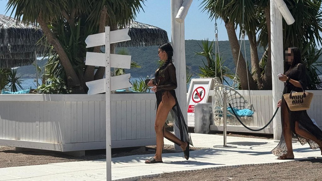 SVE OČI UPRTE U CRNU MAMBU! Maja Marinković vrelija nego ikad na crnogorskom primorju, ovako puni baterije za Elitu 9! (PAPARACO)