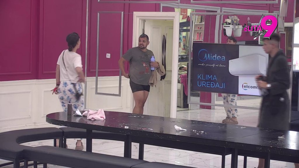 KRŠ I LOM! Boginja izlupala Bori ceo karton jaja dok se tuširao, on doživeo pomračenje i gađao je šamponom! (VIDEO)