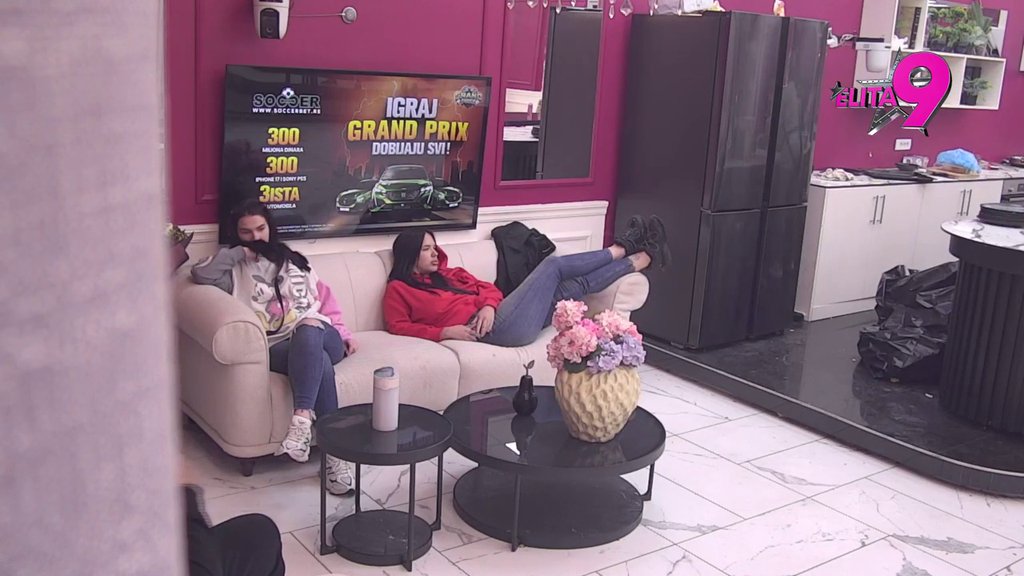 POPUT ROGOVA U VREĆI: Sara ušla u sukob za Borom, pa briznula u plač: NEMOJ DA MI SE OBRAĆAŠ! (VIDEO)