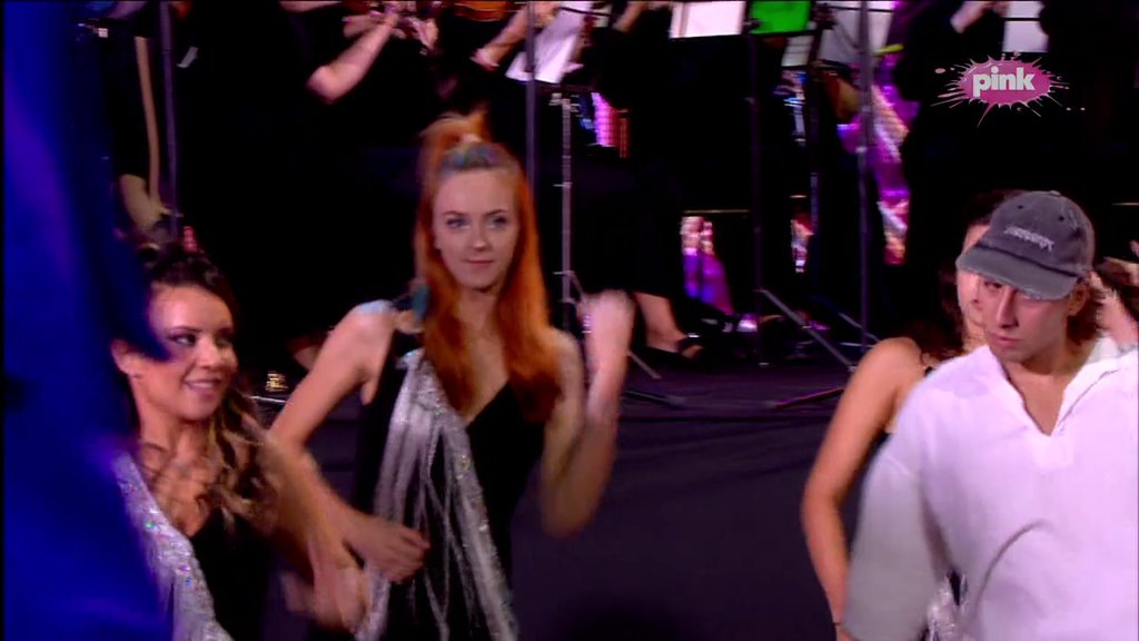 Željko Mitrović dirigovao, a orkestar zasvirao u jednom dahu: Himna Elite odjeknula imanjem u Šimanovcima! (VIDEO)