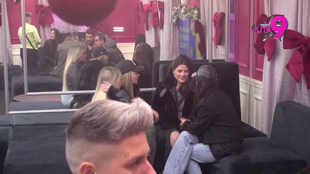 SKAČE OD SREĆE: Boginji stigle drugarice u Elitu pa joj poručile sledeće: Treba da završiš sa Filipom (VIDEO)