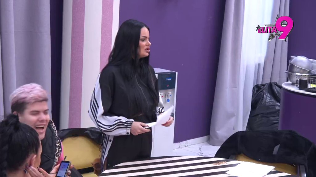 OBEZBEĐENJE ULETELO U ODABRANE! Janjuš pogodio Jovanu pevačicu HRANOM U GLAVU, haos u Odabranima! (VIDEO)