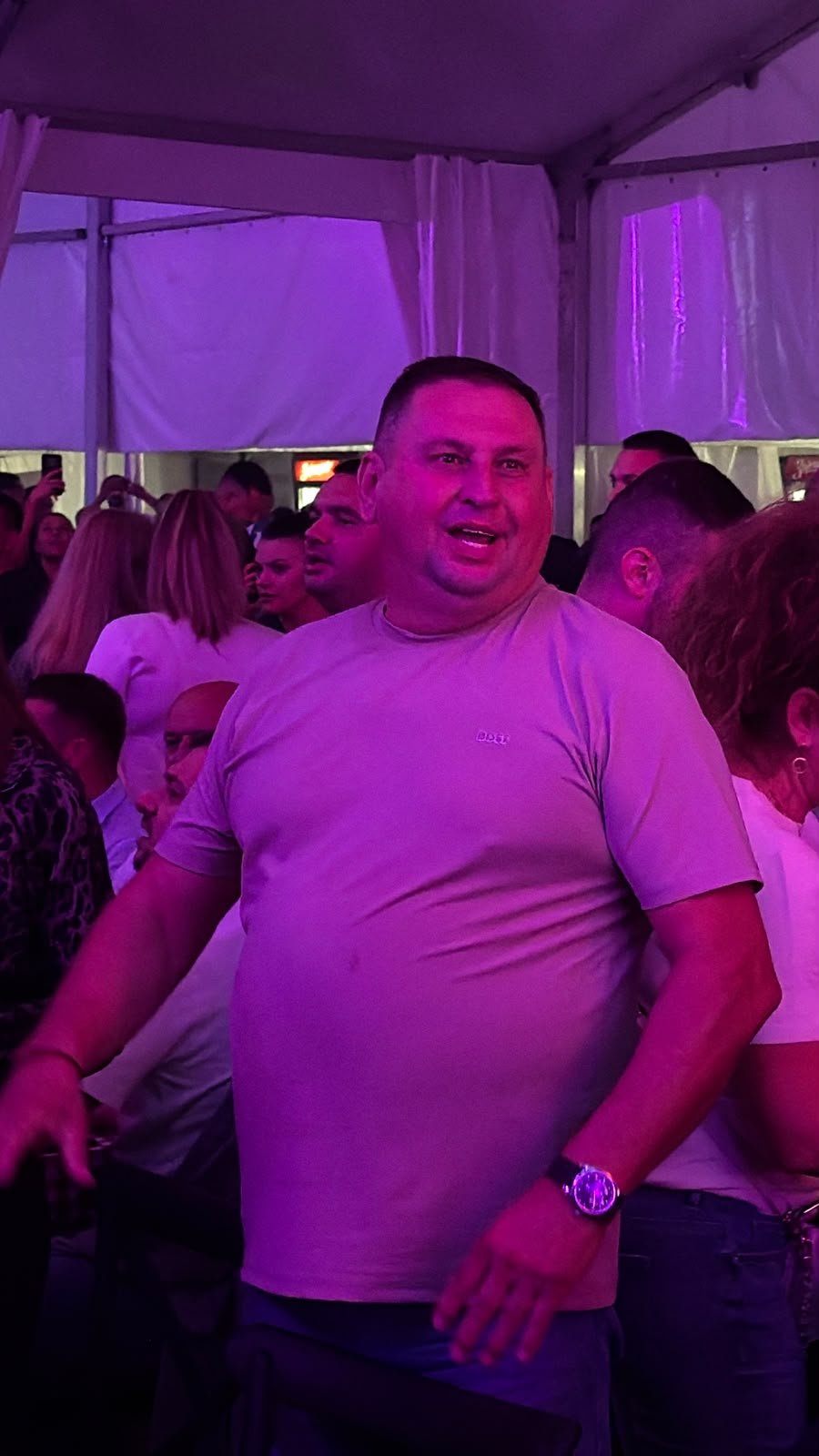 TAKI MARINKOVIĆ UHVAĆEN NA ŠABAČKOM VAŠARU: Pogledajte šta je Majin otac radio ispod šatora, s nestrpljenjem iščekuje nastup poznate pevačice (FOTO)