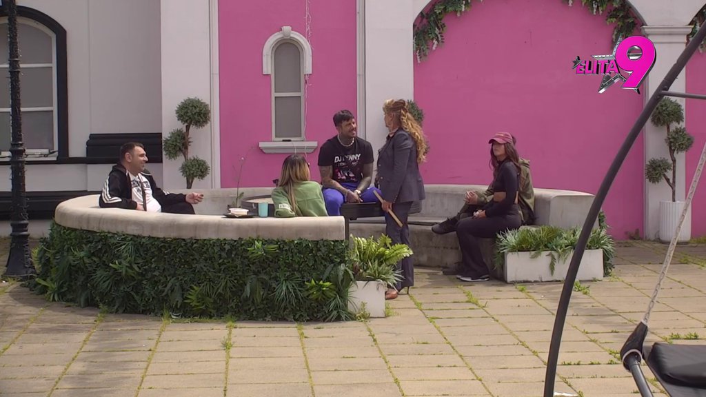 Hoćeš da te tetovira, IMA SECIJALNU IGLICU?! Goca zadirkuje Aneli za Filipa, da li će pasti na njegov šarm?! (VIDEO)