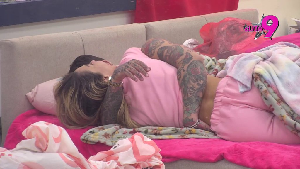 Pojeo je blam: Aneli se svim silama trudi da sakrije da su se Filip i Sara ljubili jutros! (VIDEO)