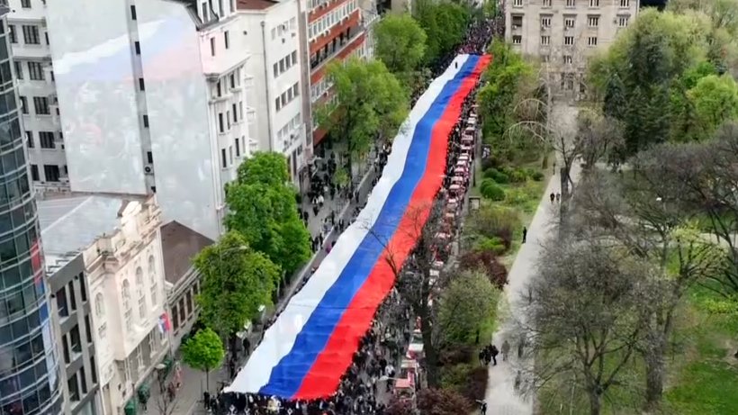 SAZNAJEMO! VREDNE RUKE NAŠIH BAKA I MAJKI: Srpkinje šile najveću zastavu za skup 'Srbija naša porodica'