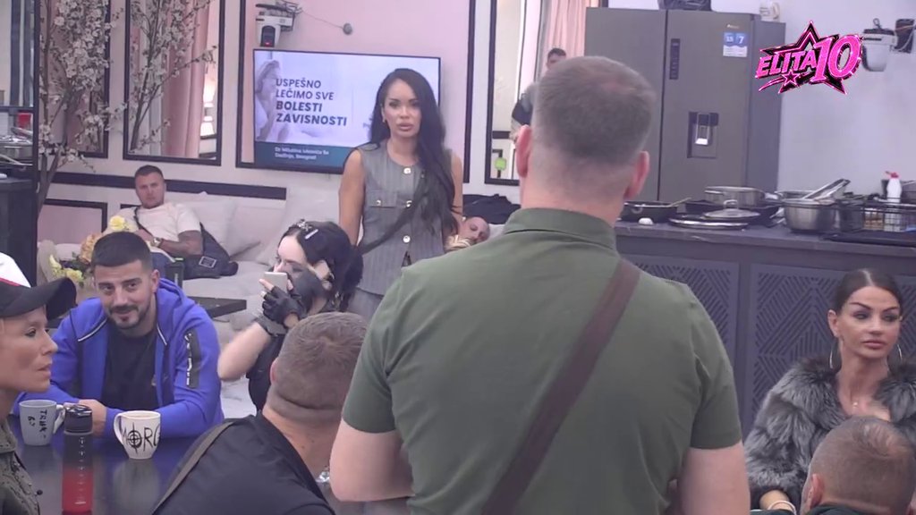 Podseća me na Sofiju i Daneta: Sanja pecnula Janjuša i demolirala ga zajedno sa Sandrom, Matora dolila: Bila je sredstvo za rat OCA I SINA (VIDEO)