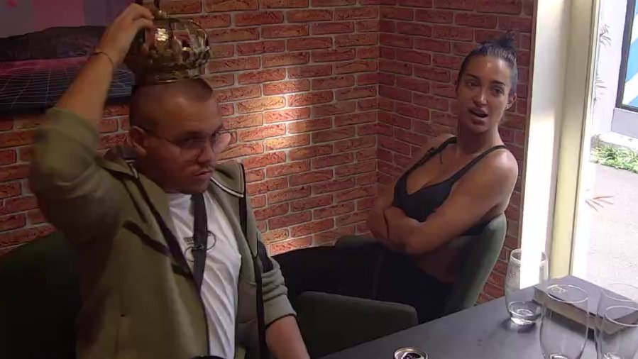 PRIZNAJE SVE GREŠKE: Laura navodi šta je sve blamantno uradila tokom žurke, Terza joj poručio: SAMO ŠTO NISAM POVRATIO (VIDEO)