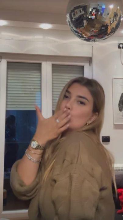 KIJA KOCKAR NAKON VERIDBE DOŽIVELA NEZGODU! Sad se oglasila i otkrila detalje nemilog događaja: Krvarila sam... Ispod pazuha nosi flaster (FOTO)