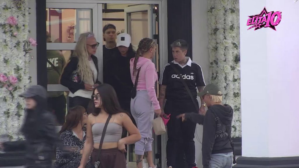 Sram te bilo što pozdravljaš ćerku! Matora zapenila na Biljanu, ona lagana kao pero: Obezbeđenje u pripravnosti (VIDEO)