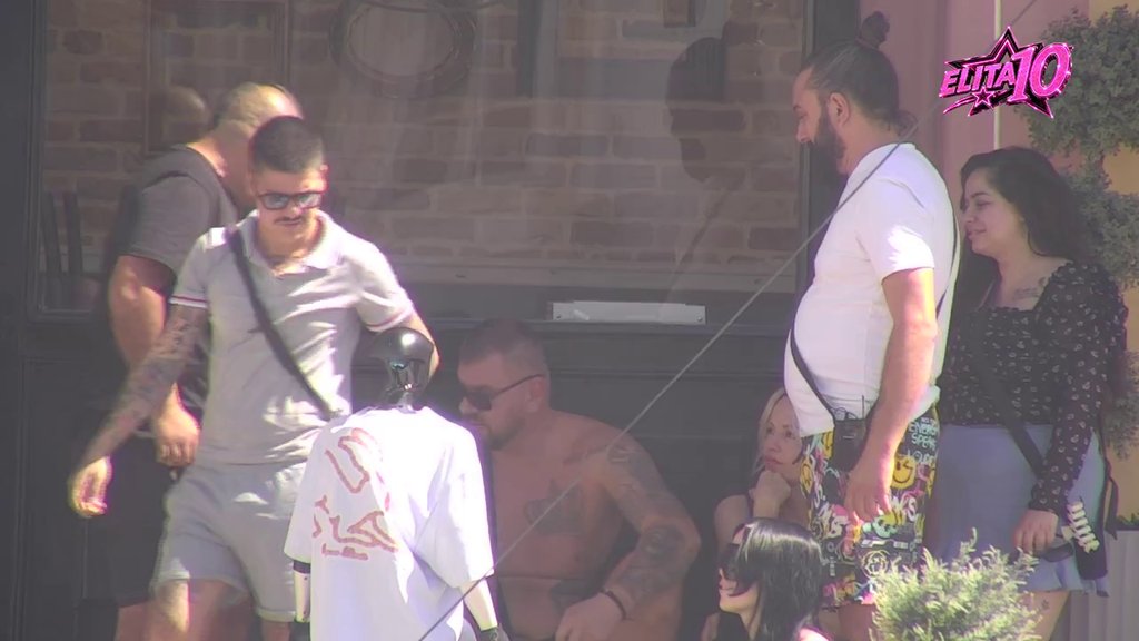Toši IZGORELI KABLOVI: Bureka robot podsetio na POKOJNOG DEDU, a onda mu ispričao NAJGLUPLJI VIC u istoriji (VIDEO)