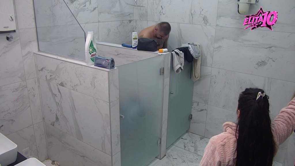 NI POD TUŠ BEZ NJE! Dok se Janjuš kupa, Sandra ne skida pogled sa njega (VIDEO)