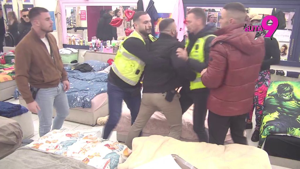 Obezbeđenje ima pune ruke posla: Alibaba se zaleteo na Filipa, nastao rusvaj u spavaćoj sobi (VIDEO)