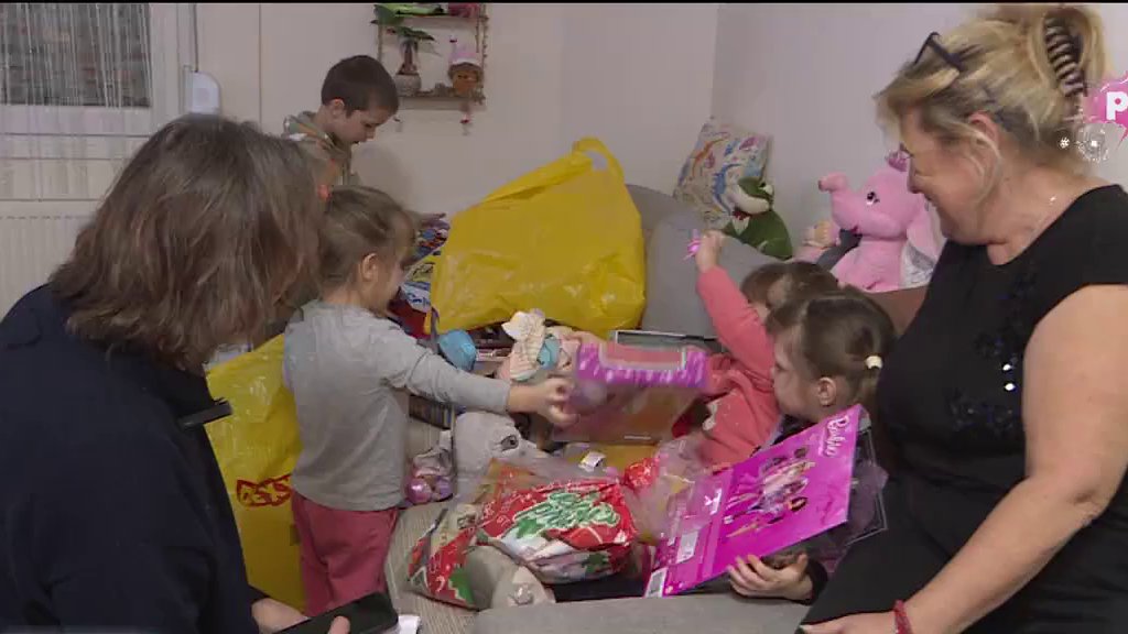 ZBOG PORODICE LUKIĆ JE CELA SRBIJA PLAKALA! Nakon što im je izgradio kuću iz snova, Željko Mitrović posetio sedmoro mališana i baku Mariju: Doneo im novogodišnje poklone i POLA MILIONA dinara! (FOTO)