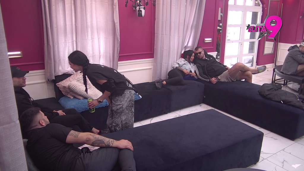 Da bar jednom budem muškarac... Asmin zamolio Maju da ga ispoštuje, ona krenula da naređuje: U roze jastuk da gledaš! (VIDEO)