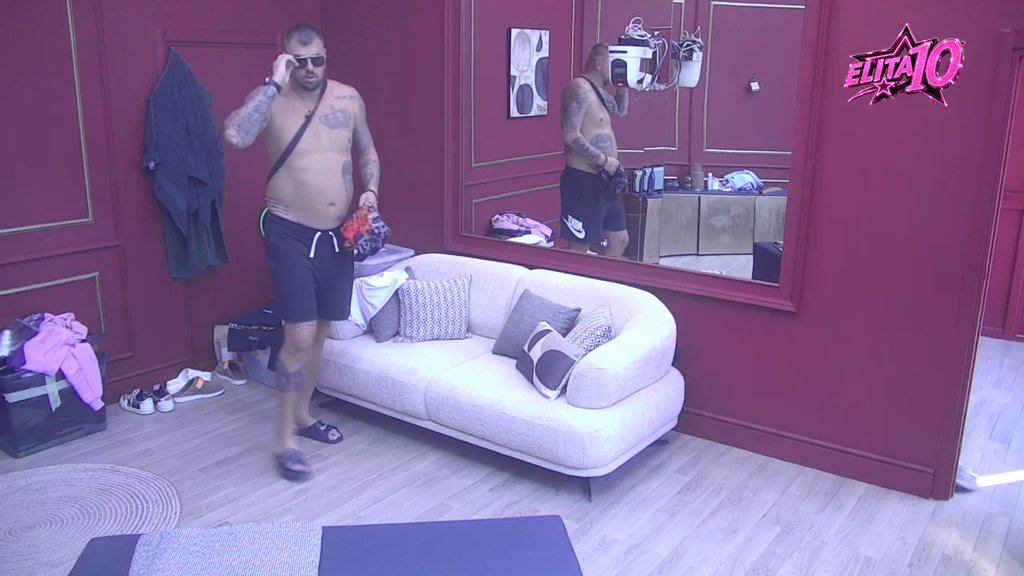 Prihvatio poklon raširenih ruku! Nakon što su razmenili devojke, Filip i Janjuš razmenili i majice (VIDEO)