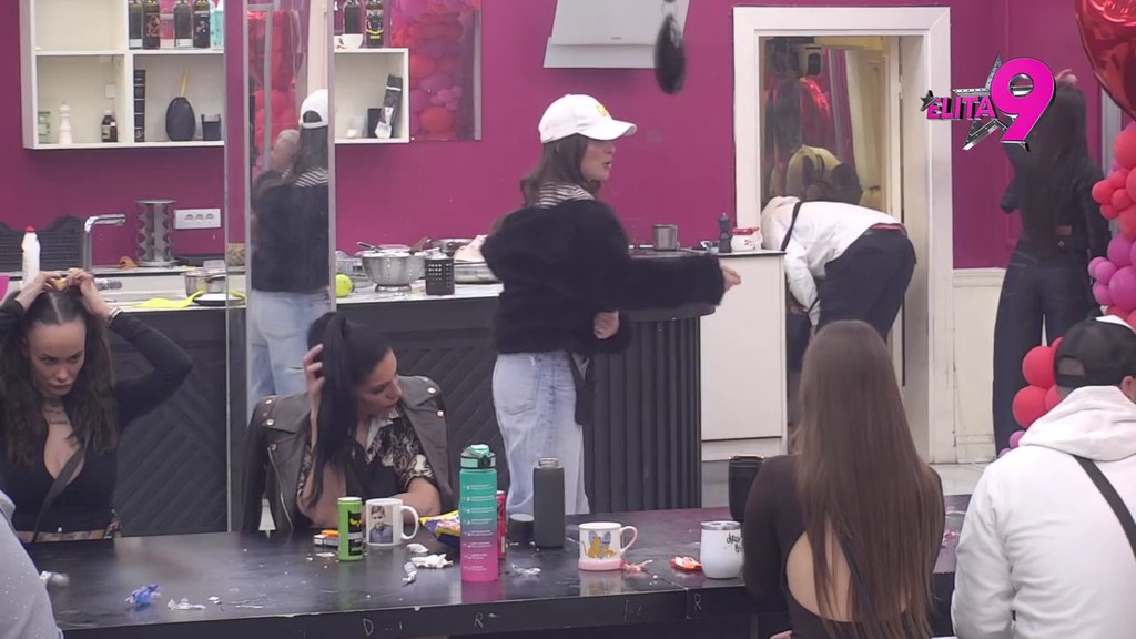 Marinkovići zajedno rešetaju: Bora i Maja udružili zle jezike, pa nikad brutalnije unakazili Boginju! (VIDEO)