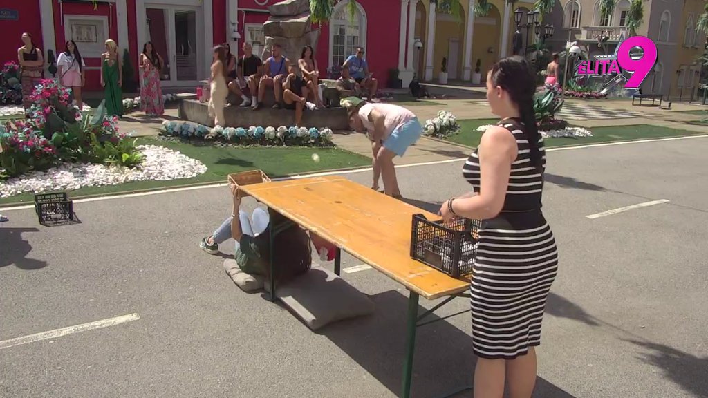 Da mi budeš ljubavnica... Todićka bez pardona pred svima potkačila Staniju! (VIDEO)