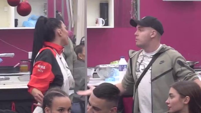 ONA JE KRALJICA PONIŽENJA, BESA, BLUDA I RAZVRATA: Poršelina repetirala vređalicu u Majinom smeru, iznela tvrdnju da je bila sa Dačinim ocem, pa potkačila Takija kao nikad do sada!