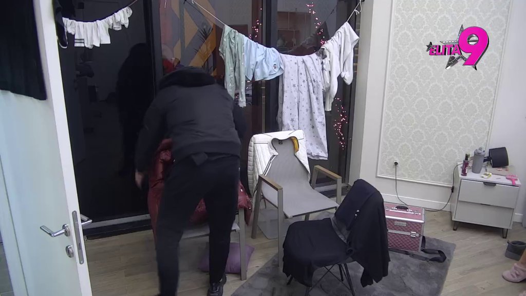 Češljaš kose i praviš pletenice, sramoto: Aneli i Anđelo koriste svaku priliku da se peckaju, ne skidaju osmeh! (VIDEO)