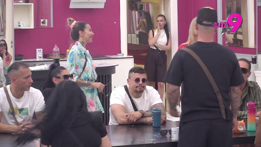 Spustio je glavu i pocrveneo: Aneli razotkrila Lukine tajne pogledne, izgleda da nije imun na bivšu verenicu (VIDEO)