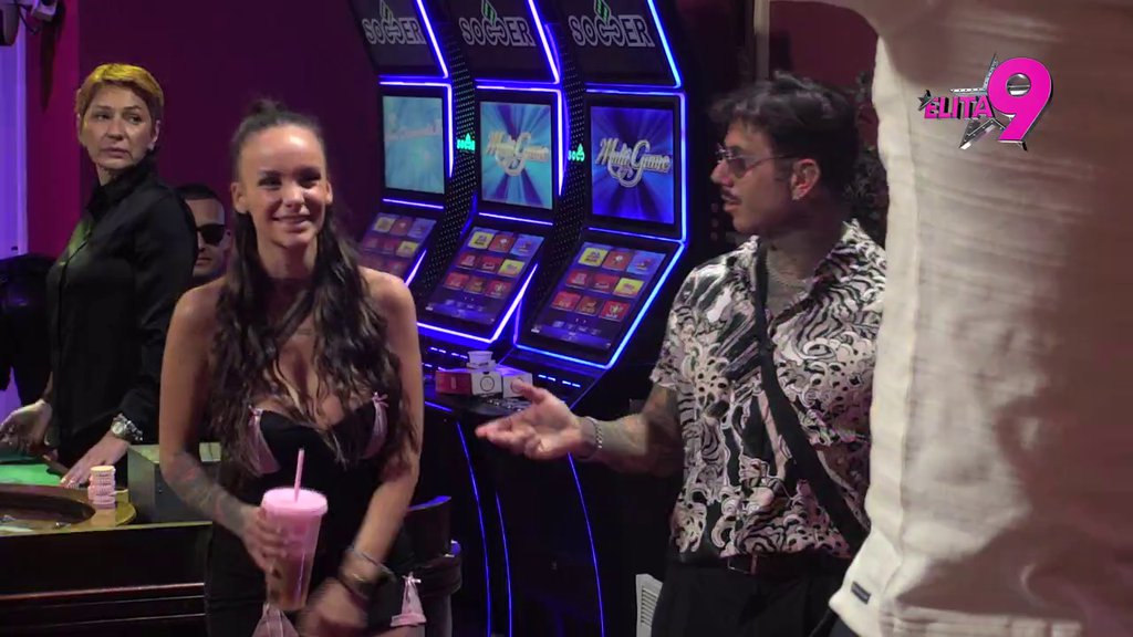 Ne mogu da se obuzdaju! Đukić i Teodora sve bliži, ona mislila da je kamere ne snimaju, pa ga uhvatila za ruku (VIDEO)