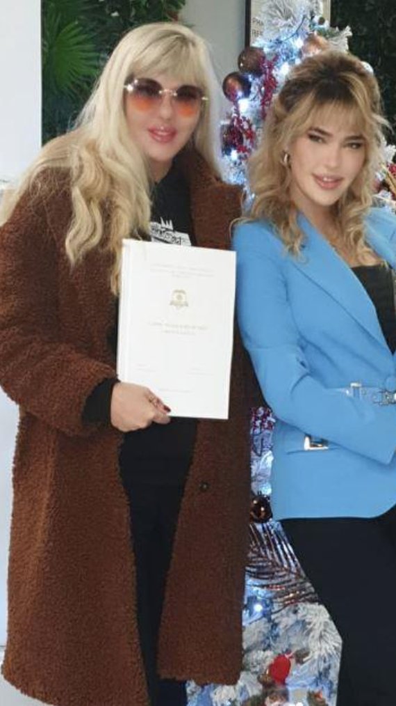 SESTRA ANĐELA RANKOVIĆA UPISALA MASTER STUDIJE: Javno se pohvalila na društvenim mrežama, a njena majka sija od ponosa (FOTO)